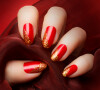 Unhas decoradas com glitter: francesinha dá pegada marcante ao esmalte vermelho