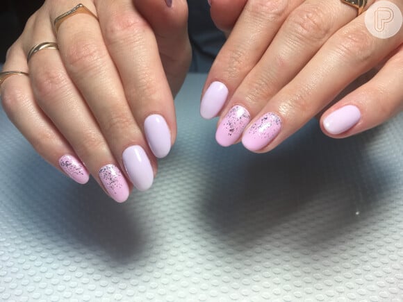 Unhas decoradas em rosa com glitter prateado: você aprova essa versão mais delicada de nail art?