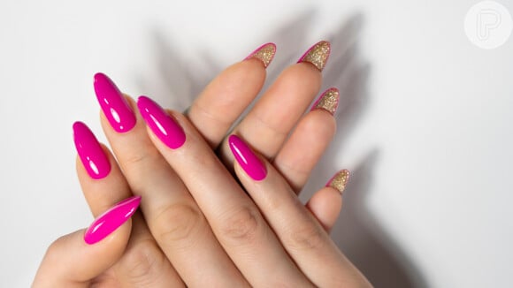 Unhas stiletto com rosa e glitter na parte de trás