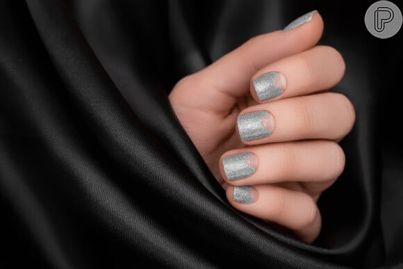 O esmalte prateado com francesinha invertida fica sofisticado para quem ama glitter nas unhas