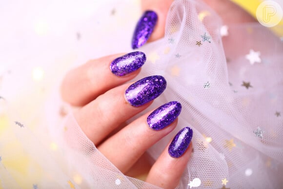 O esmalte com glitter roxo é opção divertida e cheia de personalidade para uma nail art prática