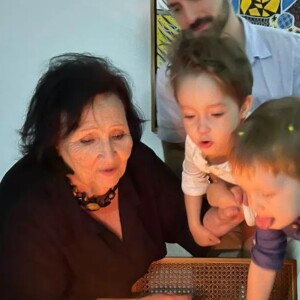 Dona Déa sobre os netos: 'Eles são terríveis de levados' 