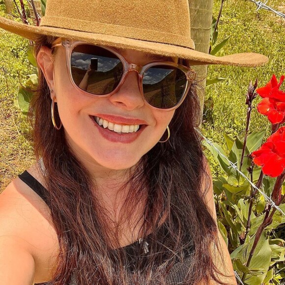 Mari Bridi se divertiu ao passar por um procedimento no rosto e teve a beleza exaltada pela dermatologista