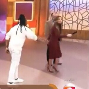 Manoel Soares teria sido ignorado por Patricia Poeta ao entregar microfone para a apresentadora do 'Encontro' em 12 de maio de 2023