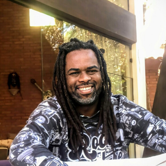 Manoel Soares compartilhou fotos do bastidores do 'Encontro' sem postar nenhuma com Patricia Poeta