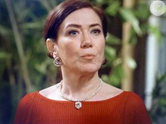 Maria Marta (Lilia Cabral) tenta convencer Cora (Marjorie Estiano) que José Alfredo (Alexandre Nero) está morto, na novela 'Império': 'Cora, seja racional!'
