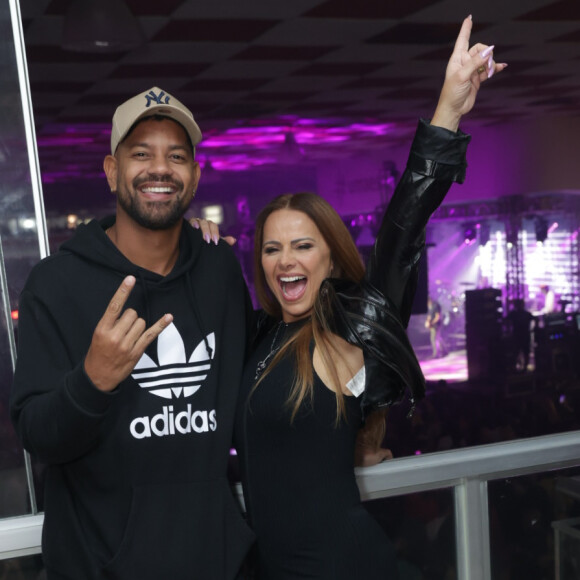 Viviane Araujo e o marido, Guilherme Militão, prestigiaram show da banda Paralamas do Sucesso