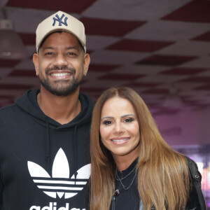 Viviane Araujo posou para fotos ao lado do marido, Guilherme Militão