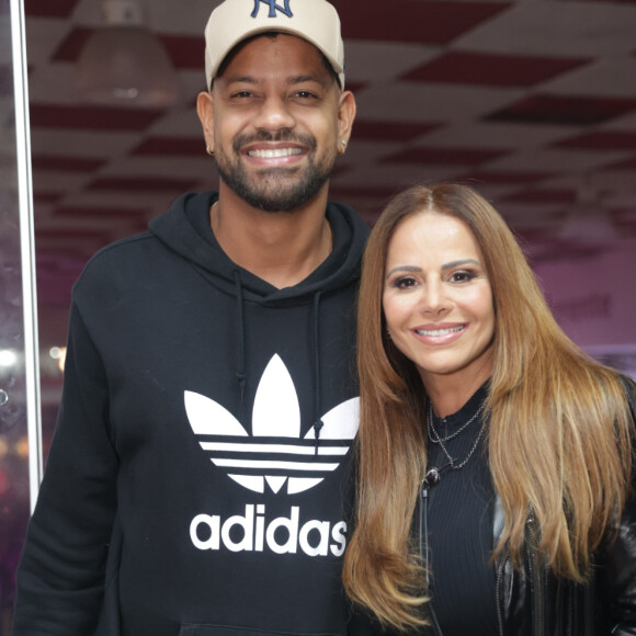 Viviane Araujo esbanjou beleza ao lado do marido, Guilherme Militão