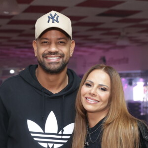 Viviane Araujo elegeu look preto para show com Guilherme Militão