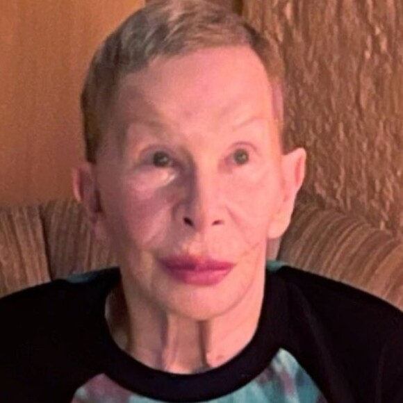 Filho caçula de Rita Lee, Antonio compartilhou um momento de fragilidade da cantora, no hospital