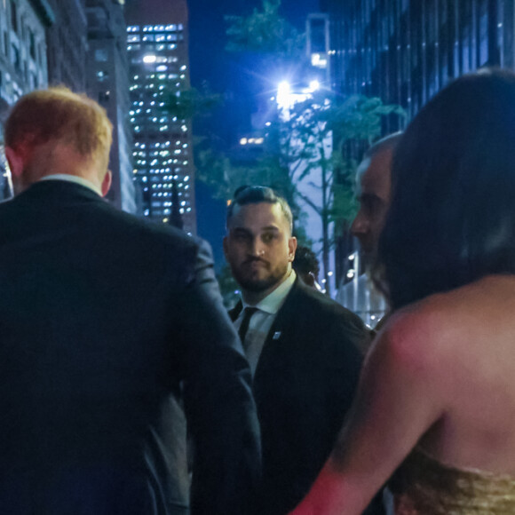 O look dourado de Meghan Markle foi muito comentado na imprensa internacional