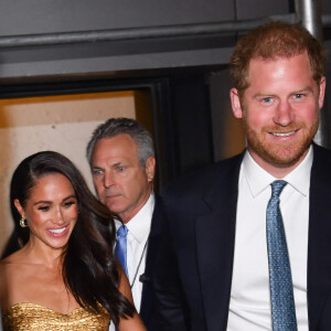Vestido dourado de Meghan Markle contrasta com as roupas usadas por ela durante tempo na família real
