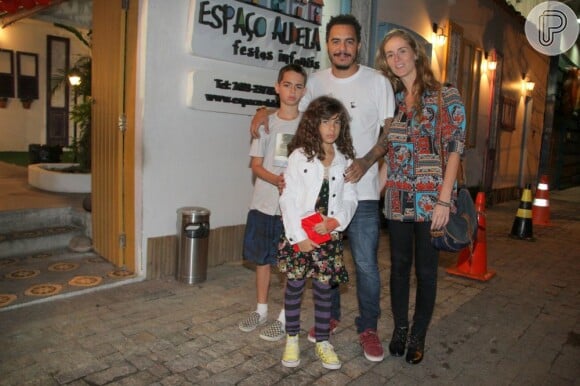 Marcelo D2 foi prestigiar Catarina com a família: a mulher Camila Aguiar, o filho Stephan e a filha Maria Joana