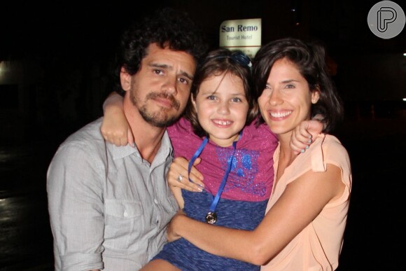 Catarina no meio da mãe, Rafaela Mandelli, e do namorado, João Araújo, da atriz numa casa de festas no Rio