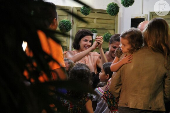 Rafaela Mandelli estava animadíssima com a festa de 8 anos da filha Catarina, em uma casa de festas no Rio de Janeiro