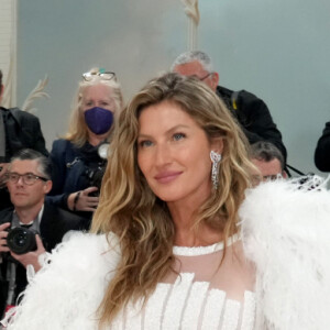 No MET Gala, Gisele Bündchen repetiu o vestido utilizado em um editorial de 2007