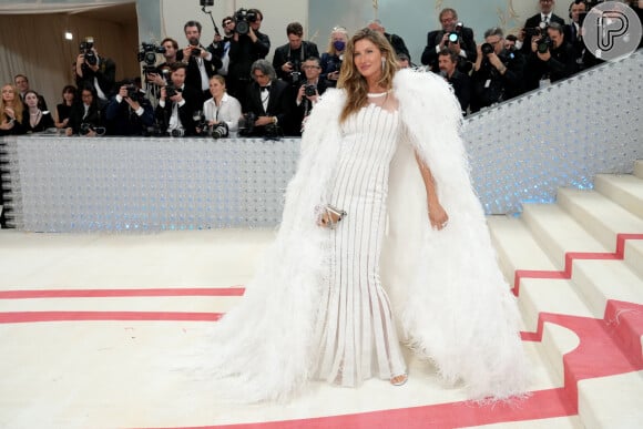 No MET Gala, Gisele Bündchen repetiu o vestido utilizado em um editorial de 2007