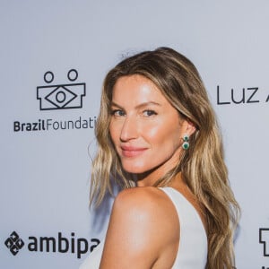 Gisele Bündchen completou o look com joias de esmeraldas, ouro branco e diamante. Tanto o vestido quanto as joias foram leiloados em prol das instituições socioambientais