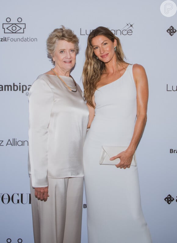 Gisele Bündchen posa com Rebecca Tavares, CEO da BrazilFoundation