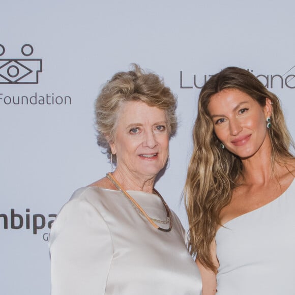 Gisele Bündchen posa com Rebecca Tavares, CEO da BrazilFoundation