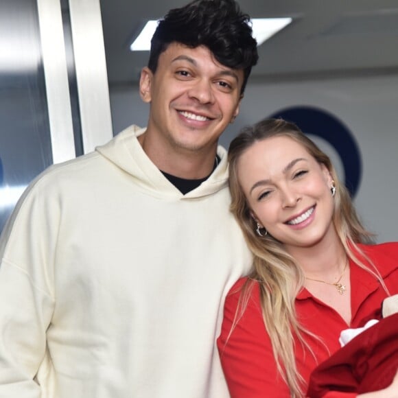 Júlio Cocielo e Tata Estaniecki deixam maternidade com o filho