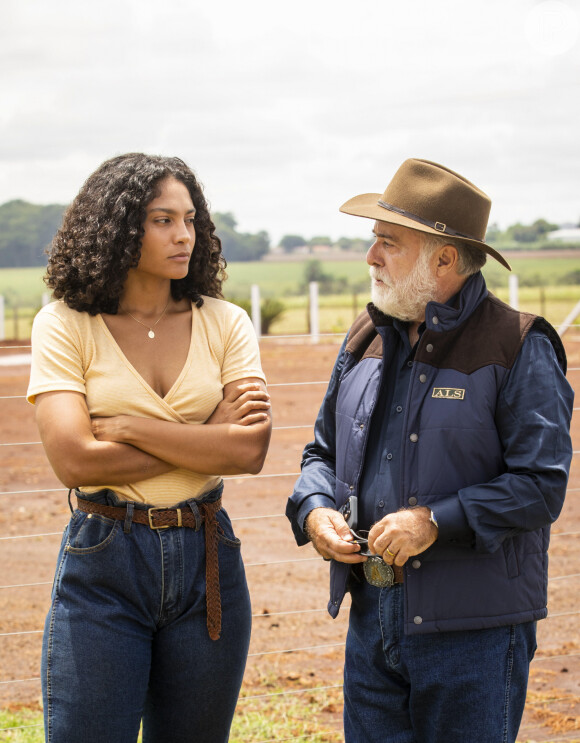 Rival de Aline (Bárbara Reis), Antônio (Tony Ramos) simula sua morte na novela 'Terra e Paixão'