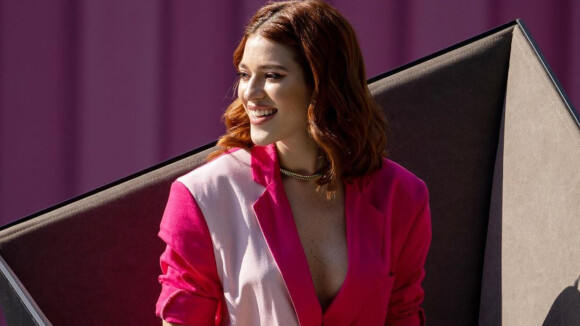 Ex-BBB Ana Clara explora versatilidade do maxi blazer e dá toque moderno em look pink. Aprenda a usar peça!