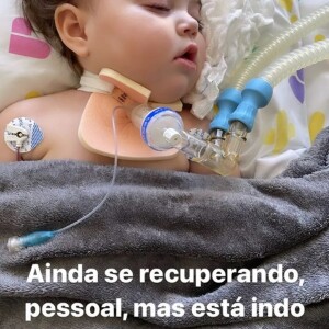 Letícia Cazarré informou que a filha passa bem após a quinta cirurgia