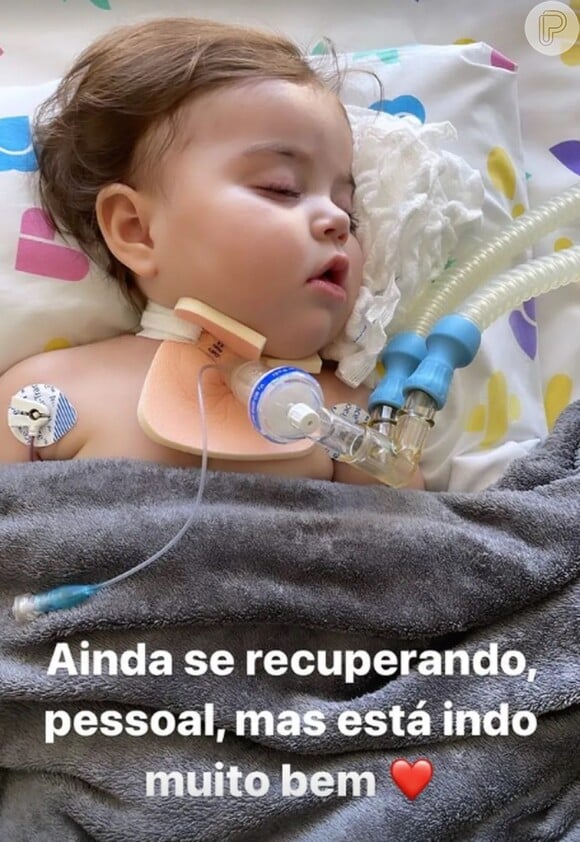 Letícia Cazarré informou que a filha passa bem após a quinta cirurgia