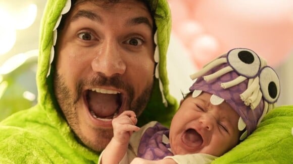 Eliezer posta foto de Lua, sua filha com Viih Tube, e aparência da bebê gera debate entre seguidores