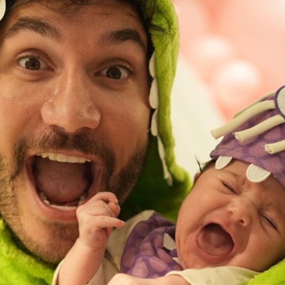 Eliezer posta fotos com a filha e levanta debate sobre aparência da bebê