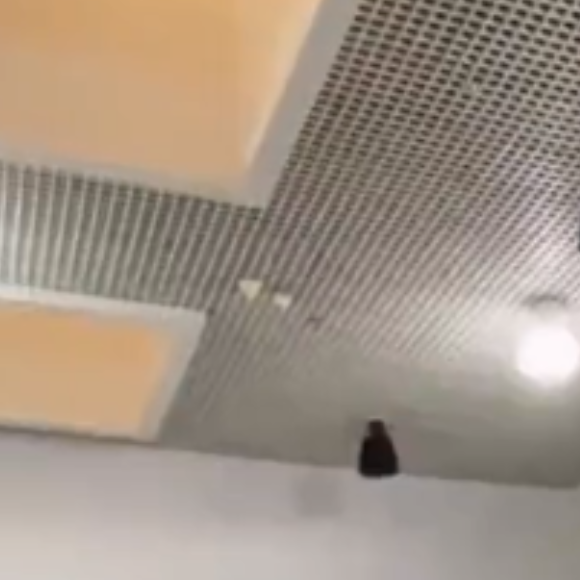 Virgínia Fonseca é abordada por um fã, dá um tchauzinho para a câmera e aperta o passo para fugir do assédio. "Ela correu", diz a narração do vídeo