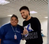 Zé Felipe deu um show de simpatia e tirou fotos com fãs e diversos funcionários do aeroporto