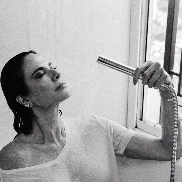 Luciana Gimenez se molhou com um chuveirinho