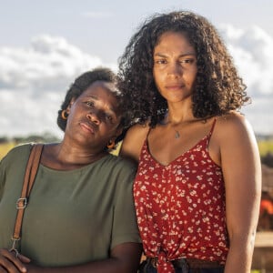 A Marino (Leandro Lima), Aline (Barbara Reis) pede para não ser presa diante do filho e da mãe, na novela 'Terra e Paixão'