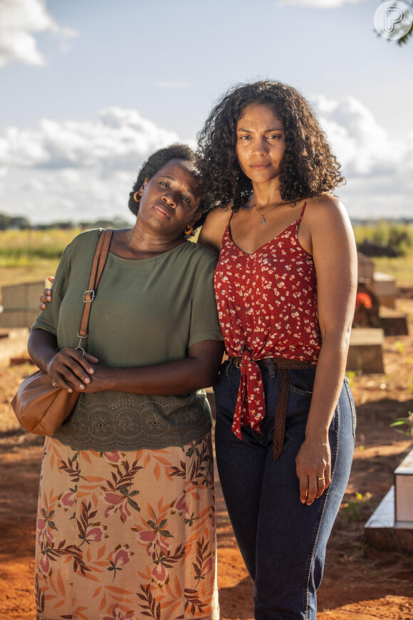 A Marino (Leandro Lima), Aline (Barbara Reis) pede para não ser presa diante do filho e da mãe, na novela 'Terra e Paixão'