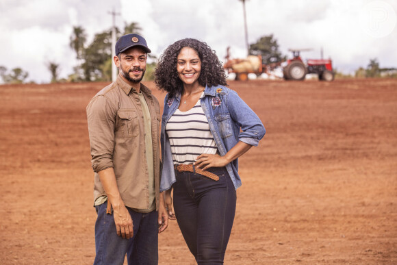 Aline (Barbara Reis) ganha ajuda fracassada de Jonatas (Paulo Lessa) para não ser presa, na novela 'Terra e Paixão'