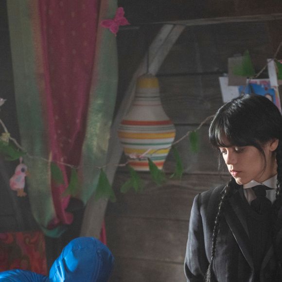 Bastidores de Jenna Ortega com o ator que interpreta "mãozinha". 