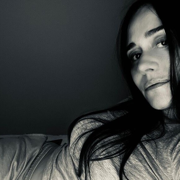 Alessandra Negrini soltou o seu espírito gótico nas redes sociais.