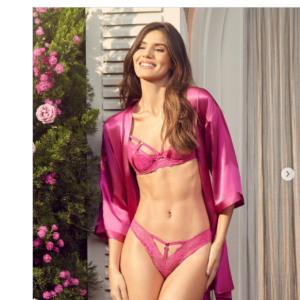 Fotos de Camila Queiroz de calcinha e sutiã foram feitas para a campanha de Dia dos Namorados da Intimissimi Brasil, marca de lingerie