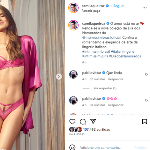 Camila Queiroz aparece de calcinha, sutiã e robe rosas; a parte de baixo traz um recorte estratégico transparente e revelador