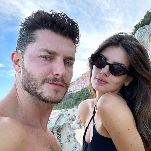 Klebber Toledo para Camila Queiroz: 'Contando as horas pra você chegar em casa'