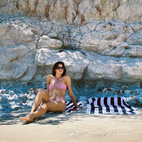 Fotos de Camila Queiroz de biquíni também fazem sucesso na web