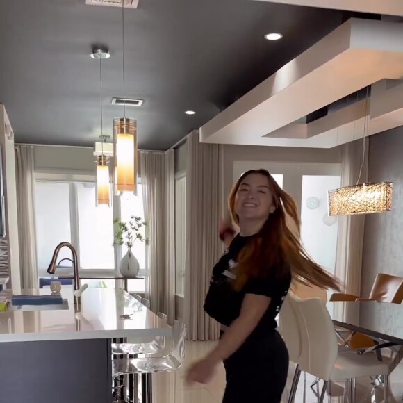 Mansão de Sofia Liberato conta com sala muito espaçosa