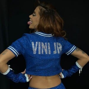 Anitta homenageou Vini Jr. com seu look na Champions League