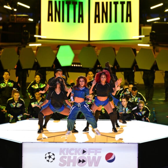Anitta foi a primeira brasileira a cantar na final da Champions League
