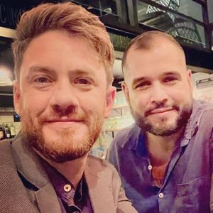 Ator Leonardo Miggiorin e o namorado João Victor.