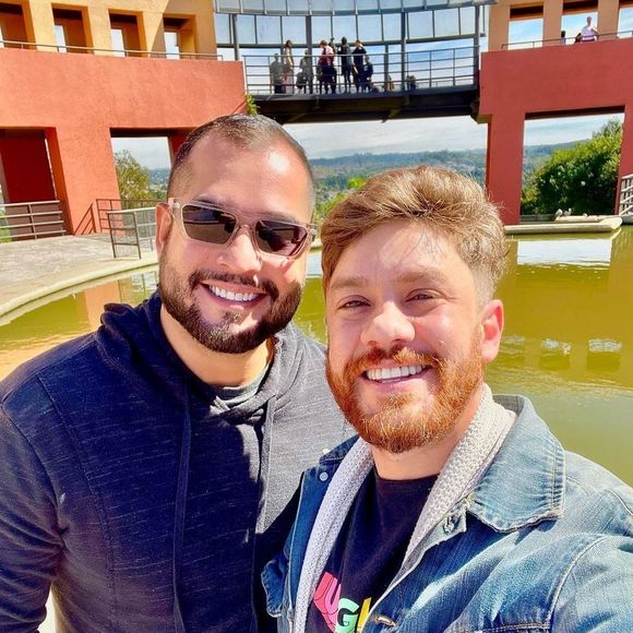 Leonardo Miggiorin pediu mais consciência para as pessoas ao publicar foto com seu namorado.