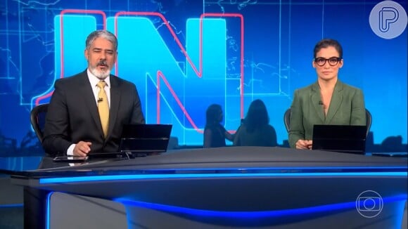 Gafe no 'Jornal Nacional'!: uma mulher entregou o celular para a outra na abertura do telejornal